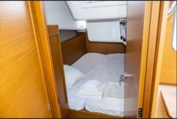 Sun Odyssey 410 in Lavrion / Olympic Marina thumbnail 5
