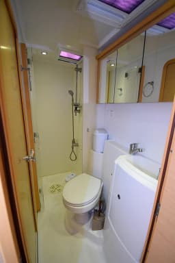 Lagoon 421 in Marmaris Yacht Marina thumbnail 38