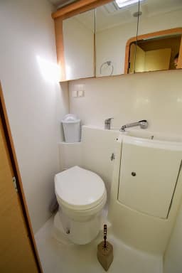 Lagoon 421 in Marmaris Yacht Marina thumbnail 59