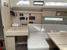 Oceanis 40.1 in Sardinia / Portisco / Cala dei Sardi thumbnail 25