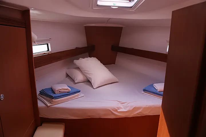 Bavaria Cruiser 40 in Skopelos / Loutraki Harbour - Photo 5