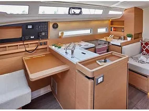 Sun Odyssey 410 in Sicily / Capo d'Orlando Marina - Photo 3