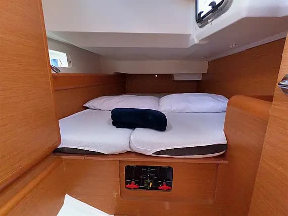 Sun Odyssey 409 in Sardinia / Portisco / Marina di Portisco - Photo 3