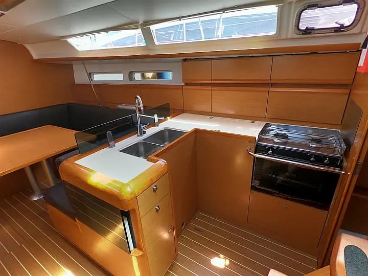 Sun Odyssey 409 in Sardinia / Portisco / Marina di Portisco - Photo 5