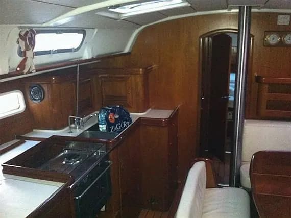 Oceanis 411 in Athens / Alimos Marina - Photo 3