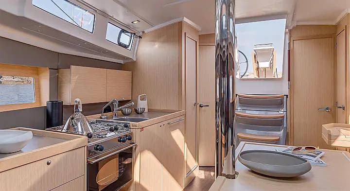 Oceanis 38.1 in Sicily / Furnari / Marina Portorosa - Photo 4