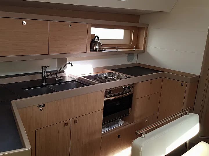 Oceanis 45 in Sicily / Furnari / Marina Portorosa - Photo 4