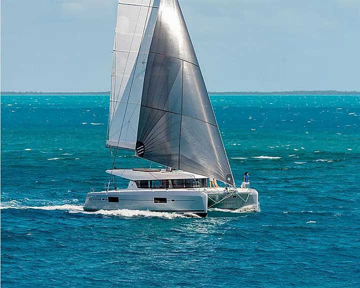 Lagoon 42 in Paros port - Photo 4