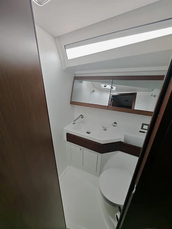 Oceanis 46.1 in Vibo Marina - Photo 4