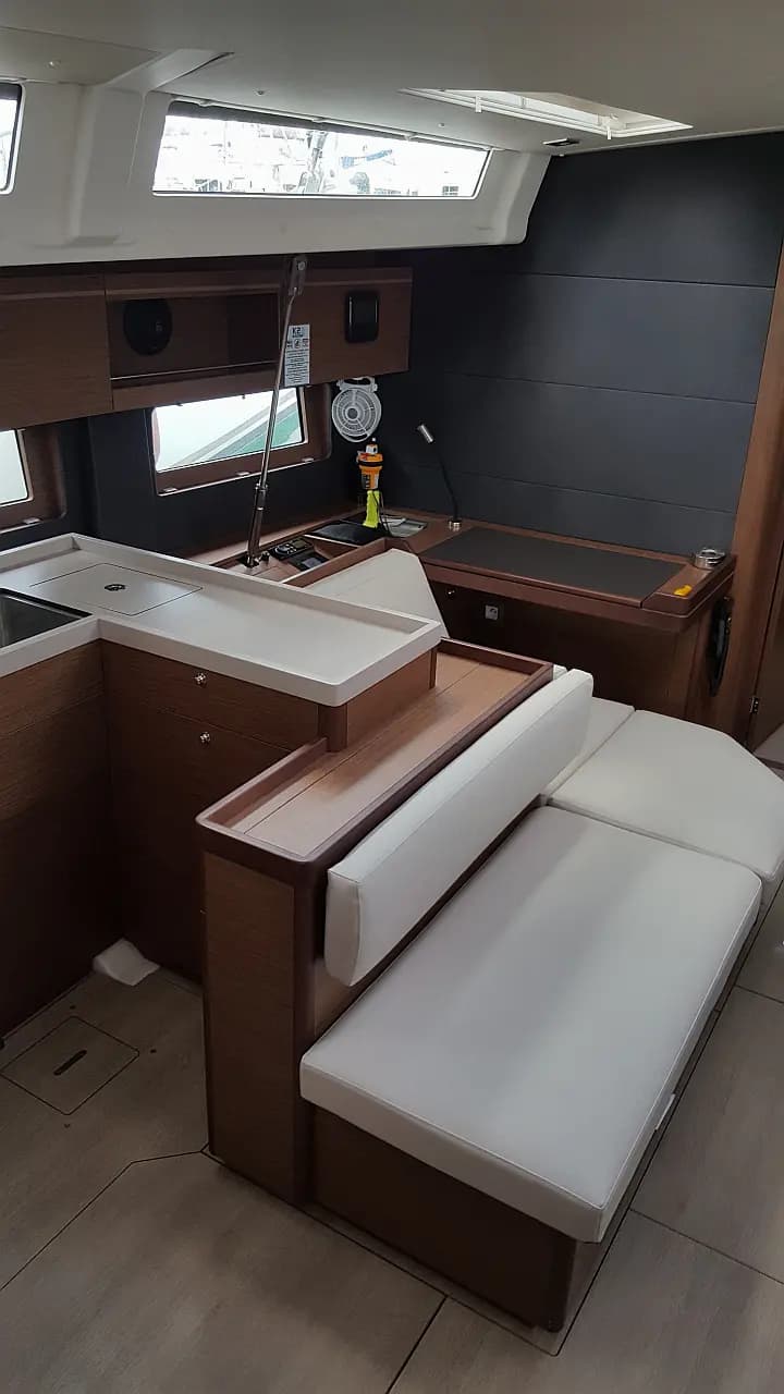 Oceanis 51.1 in Mykonos / Tourlos Marina - Photo 4