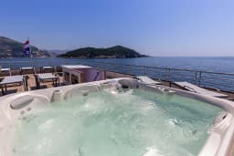 Luxury Motor Yacht in Split thumbnail 10
