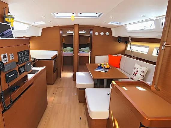 Sun Odyssey 490 in Lavrion Main Port - Photo 3