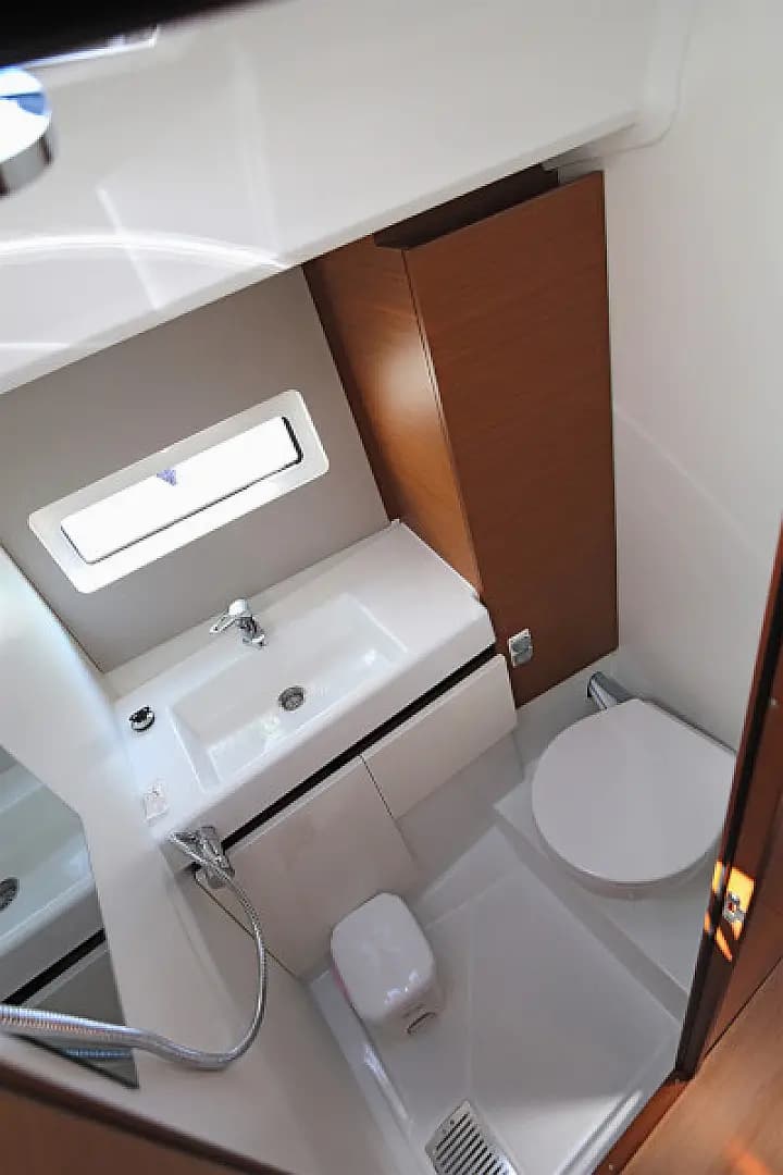 Sun Odyssey 490 in Lavrion Main Port - Photo 4