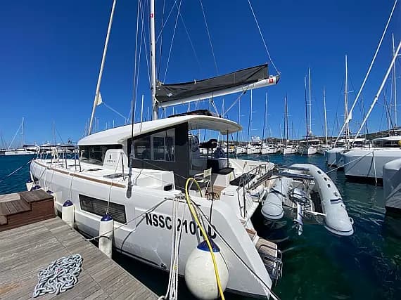 Lagoon 40 in Sardinia / Portisco / Cala dei Sardi - Photo 1