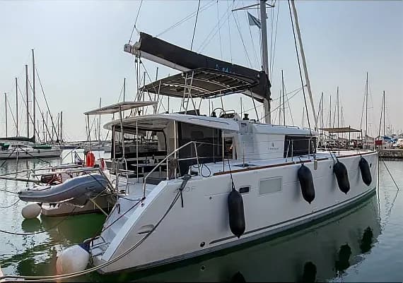 Lagoon 450 Fly in Athens / Alimos Marina - Photo 1