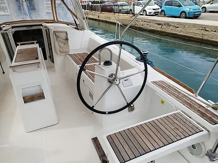 Oceanis 38.1 in Lefkada / Port of Lefkas - Photo 4