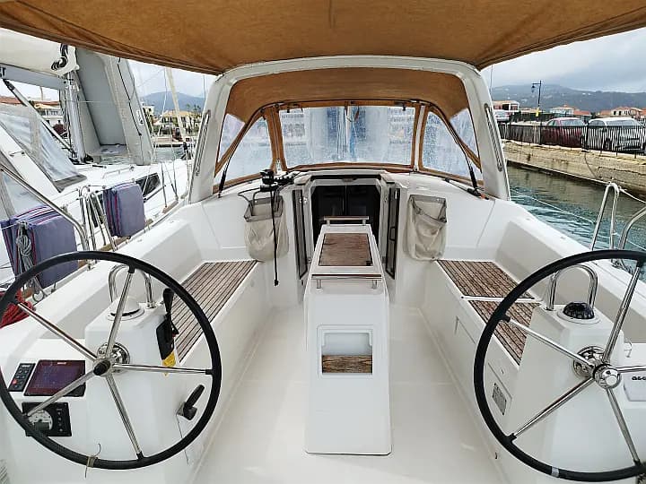 Oceanis 38.1 in Lefkada / Port of Lefkas - Photo 5