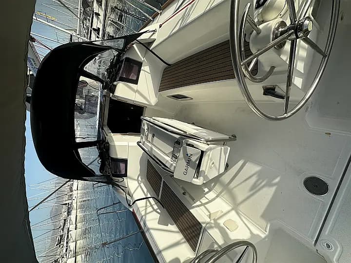 Sun Odyssey 379 in Athens / Alimos Marina - Photo 5