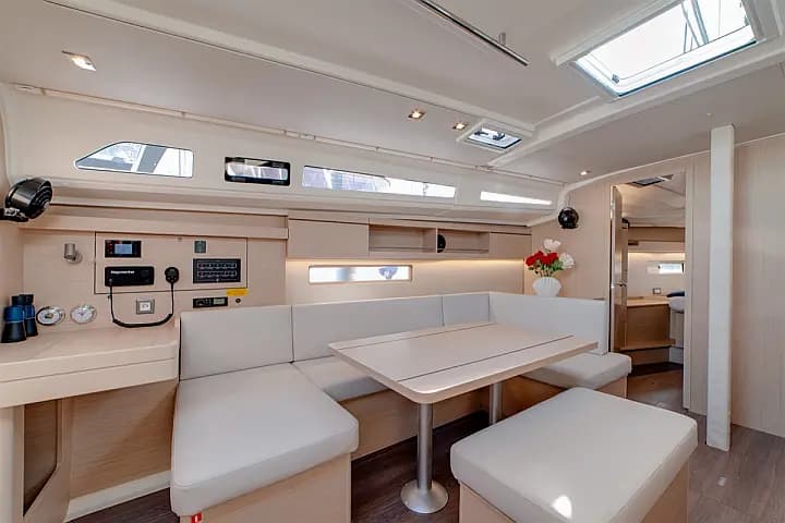 Oceanis 40.1 in Sardinia / Portisco / Cala dei Sardi - Photo 5