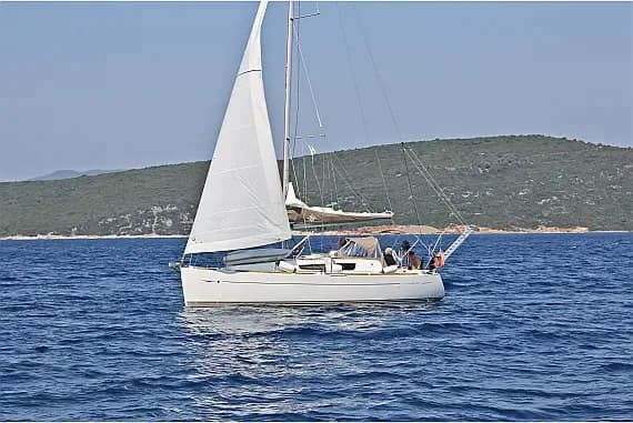 Sun Odyssey 33i in Skopelos / Loutraki Harbour - Photo 1