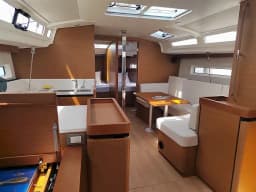 Sun Odyssey 440 in Pula / Marina Polesana thumbnail 3