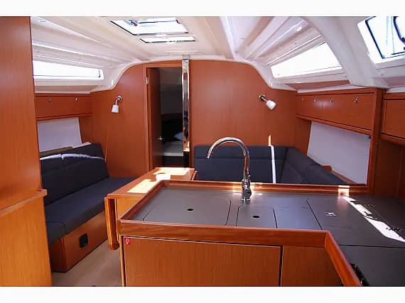 Bavaria Cruiser 37 in Corfu / Gouvia / D-Marin Marina Gouvia - Photo 3