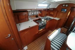 Oceanis 411 in Kefalonia / Sami Port thumbnail 10