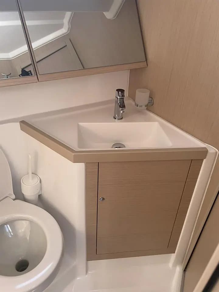Oceanis 40.1 in Athens / Alimos Marina - Photo 4