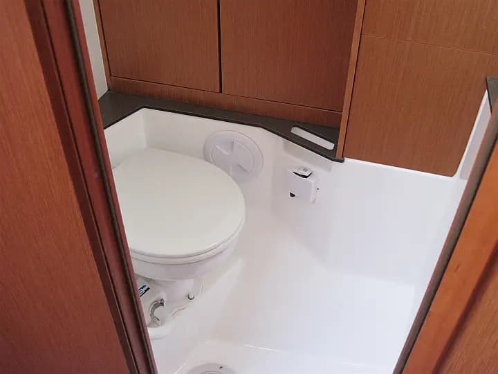Bavaria Cruiser 37 in Sicily / Capo d'Orlando Marina - Photo 4