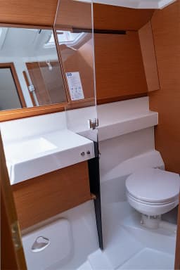 Sun Odyssey 410 in Lefkada / D-Marin Marina Lefkas thumbnail 15