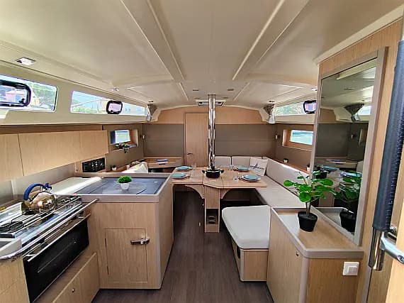 Oceanis 41.1 in Grimaud / Port Grimaud - Photo 2