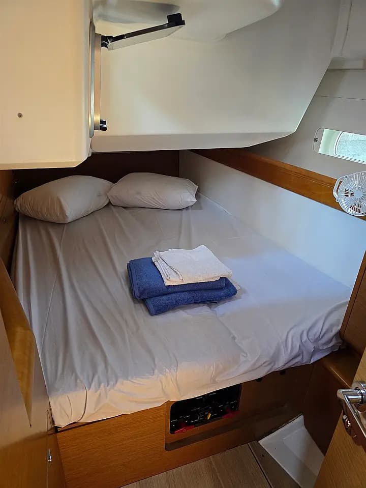 Sun Odyssey 469 in Athens / Marina Delta Kallithea - Photo 4