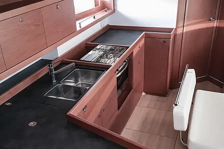 Oceanis 45 in Tivat / Porto Montenegro - Photo 4