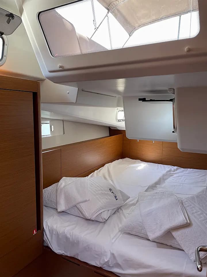 Sun Odyssey 490 in Paros port - Photo 5