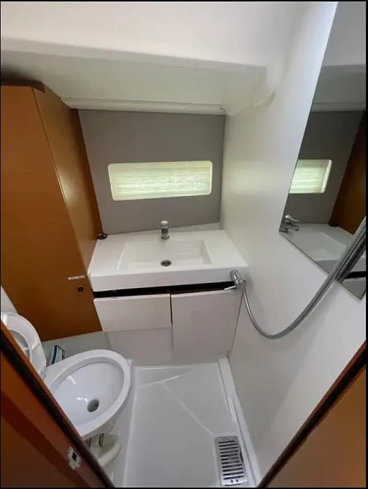 Sun Odyssey 490 in Athens / Alimos Marina - Photo 4