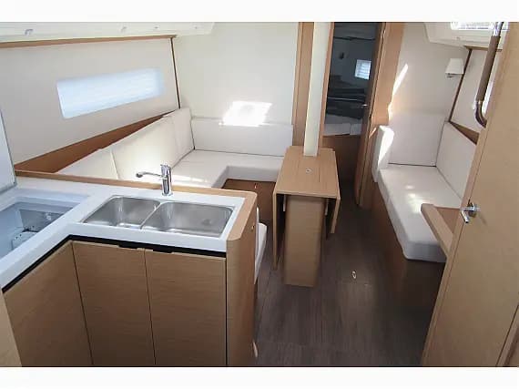 Sun Odyssey 380 in San Vincenzo / Marina di San Vincenzo - Photo 3
