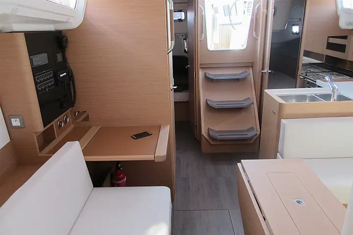 Sun Odyssey 380 in San Vincenzo / Marina di San Vincenzo - Photo 4