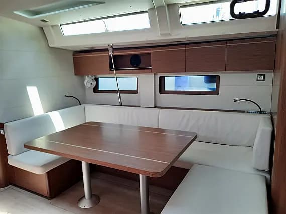 Oceanis 51.1 in Sicily / Furnari / Marina Portorosa - Photo 3