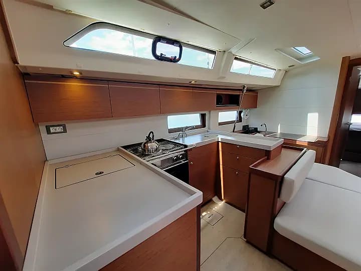 Oceanis 51.1 in Sicily / Furnari / Marina Portorosa - Photo 4