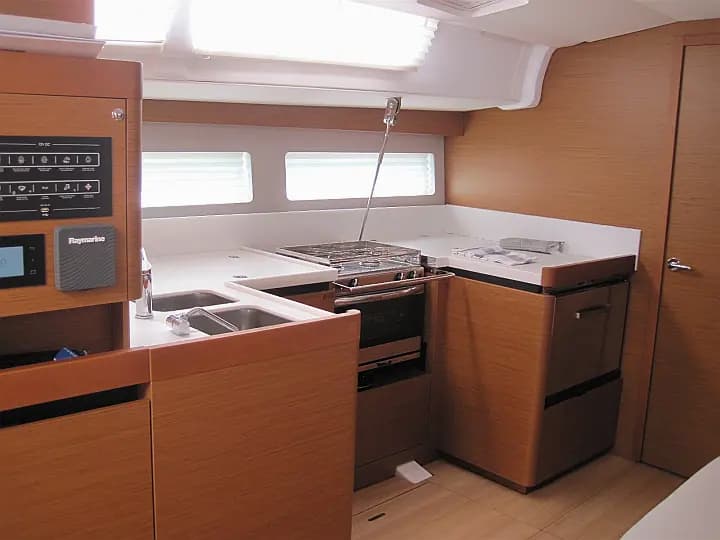 Sun Odyssey 490 in Sicily / Capo d'Orlando Marina - Photo 4