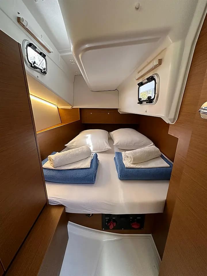 Sun Odyssey 350 in Dubrovnik / ACI Marina Dubrovnik - Photo 5