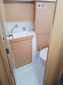 Oceanis 35.1 in Trogir / ACI Marina Trogir thumbnail 8