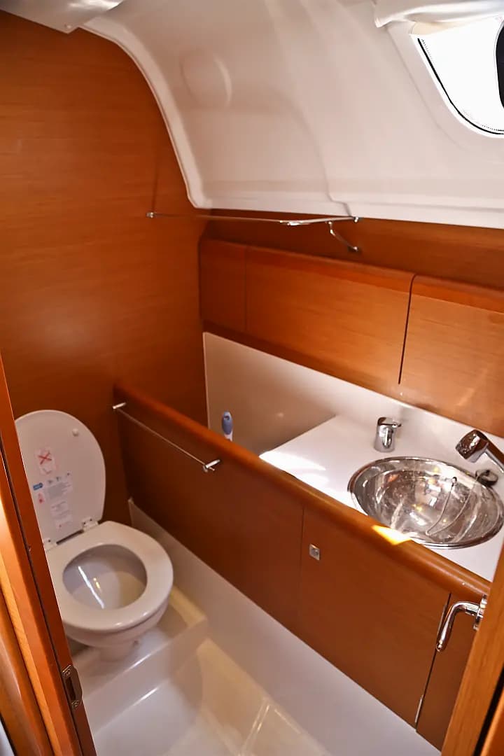 Sun Odyssey 33i in Skopelos / Loutraki Harbour - Photo 2
