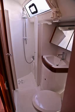 Oceanis 40 in Volos / Port of Volos thumbnail 8