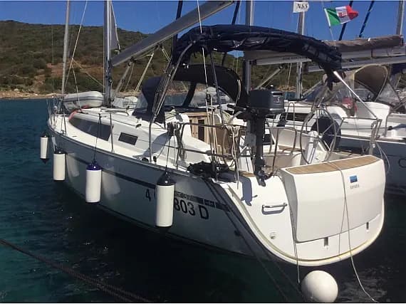 Bavaria Cruiser 37 in Sardinia / Portisco / Cala dei Sardi - Photo 1