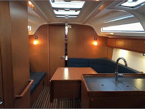 Bavaria Cruiser 37 in Achillio port - Photo 3