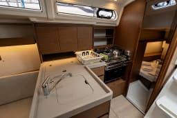 Oceanis 34.1 in Salerno / Marina d'Arechi thumbnail 11