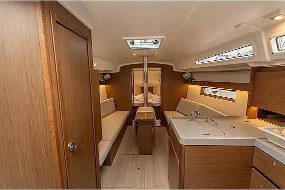 Oceanis 34.1 in Salerno / Marina d'Arechi - Photo 3