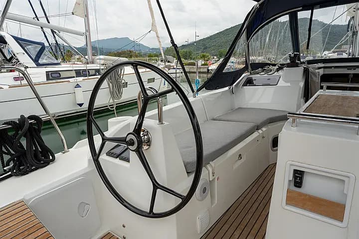 Oceanis 34.1 in Salerno / Marina d'Arechi - Photo 5