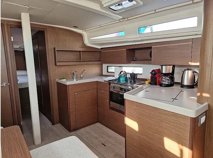 Oceanis 40.1 in Athens / Alimos Marina - Photo 5